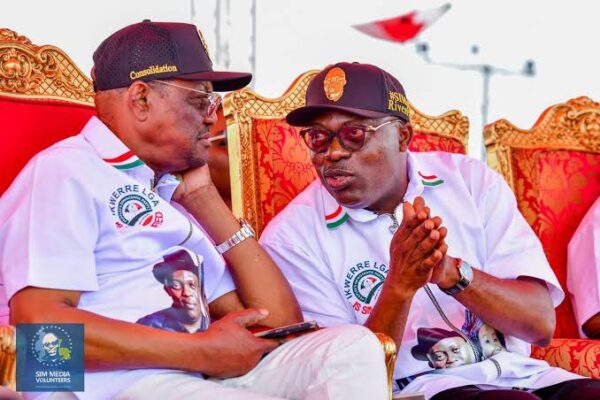 Two African politician, dressed alike discussing